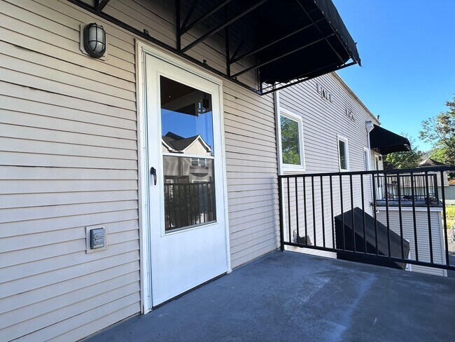 Building Photo - 715 NE Roberts Ave