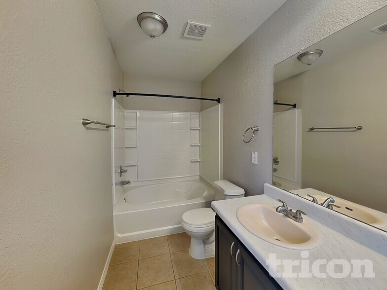 Building Photo - 851 Village Point Ln