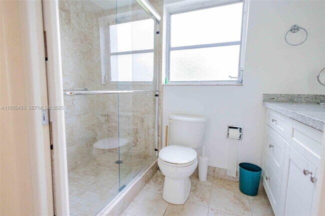 Building Photo - 2751 N Palm Aire Dr