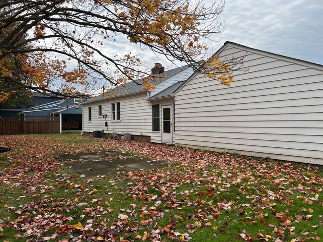 Building Photo - 743 Lander Rd