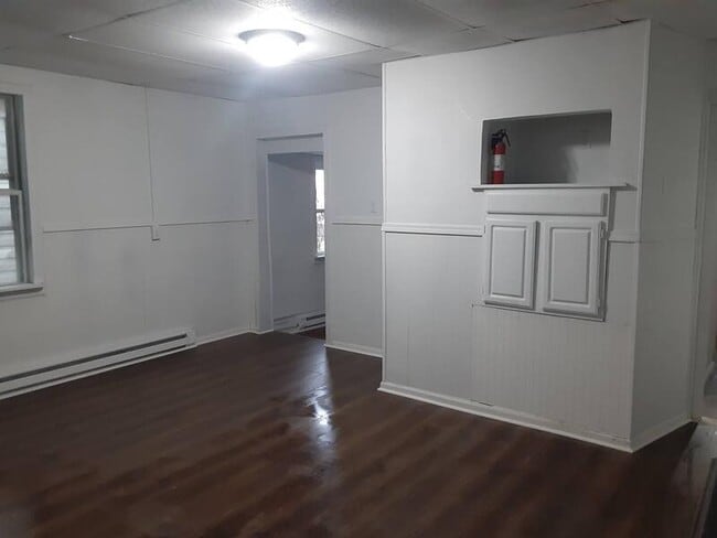 Building Photo - 842 W Pine St