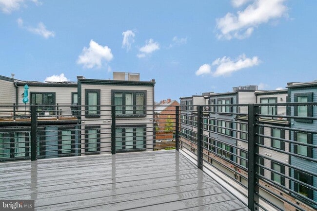 Building Photo - 601 N Henry St