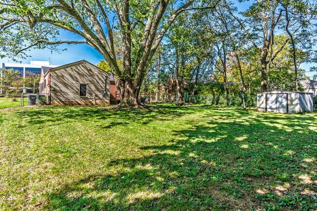 Building Photo - 2224 Harrodsburg Rd