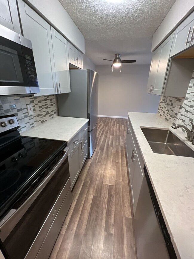 Building Photo - Recently Renovated 2 bedroom 1 bath Garden...