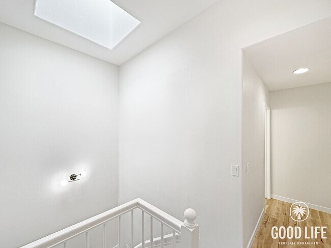 Building Photo - Fully Renovated 2BD/2.5BA in Aliso Viejo | Fireplace, Private Patio, Pool/Spa & Attached Garage