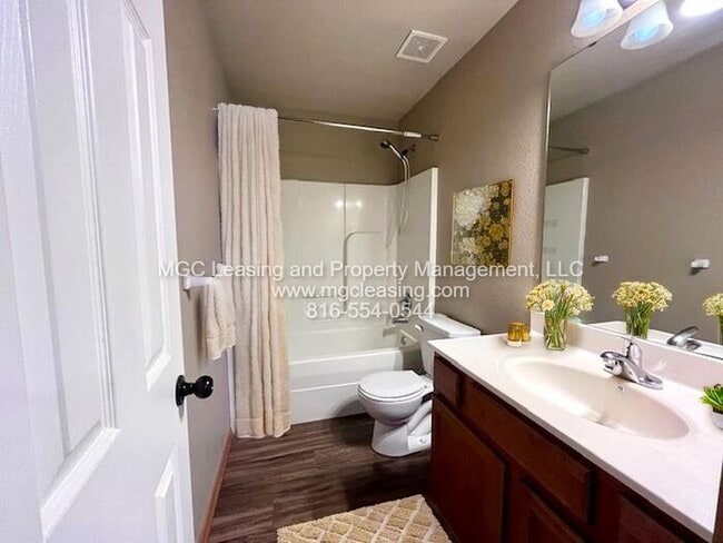 Building Photo - Charming Ranch-Style Duplex in Blue Springs, MO!