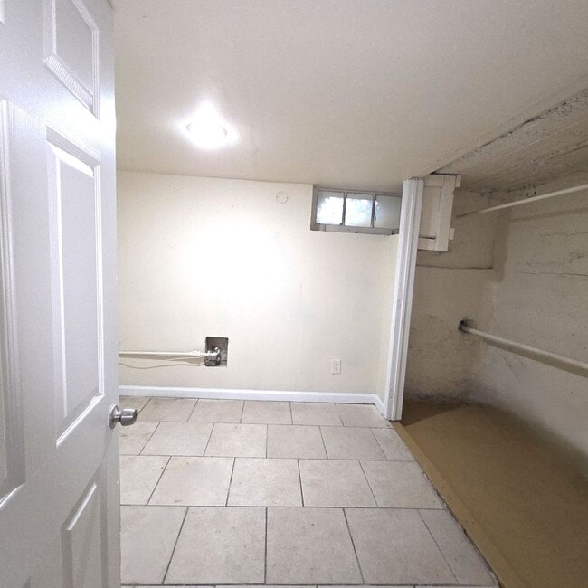 Building Photo - 3 bedroom with modern Kitchen