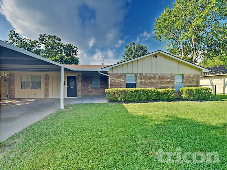 Building Photo - 411 E Carby Rd