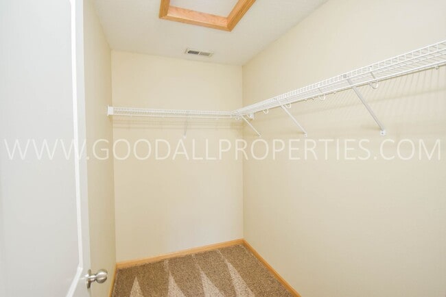 Building Photo - 2 Bedroom, 2 1/2 Bath Townhome in Urbandale with attached Garage!!!