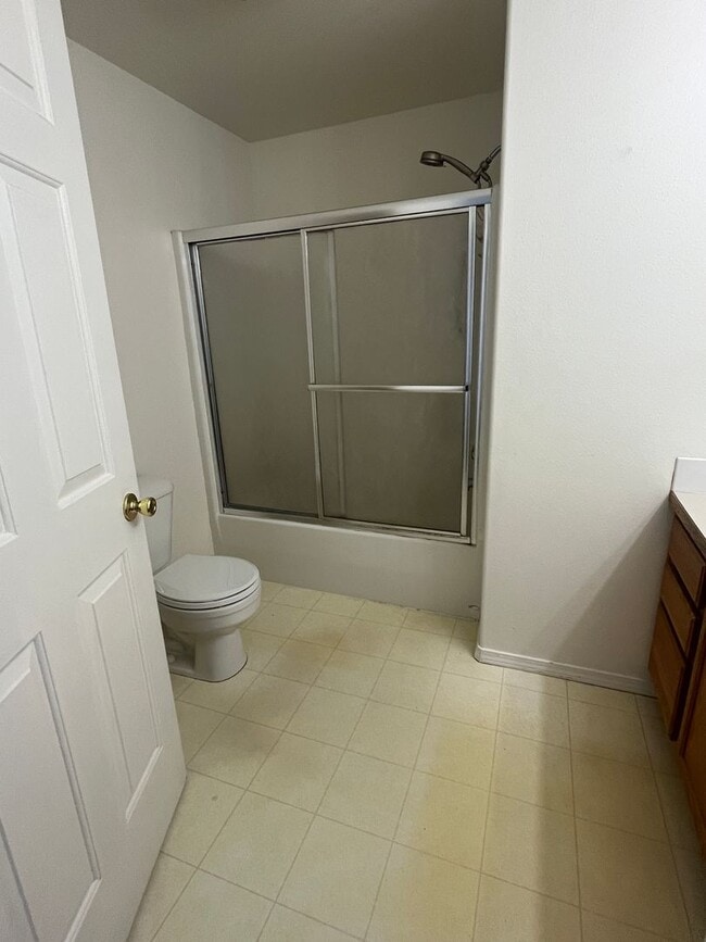 Building Photo - Beautiful Large 3 bedroom 2.5 bath home