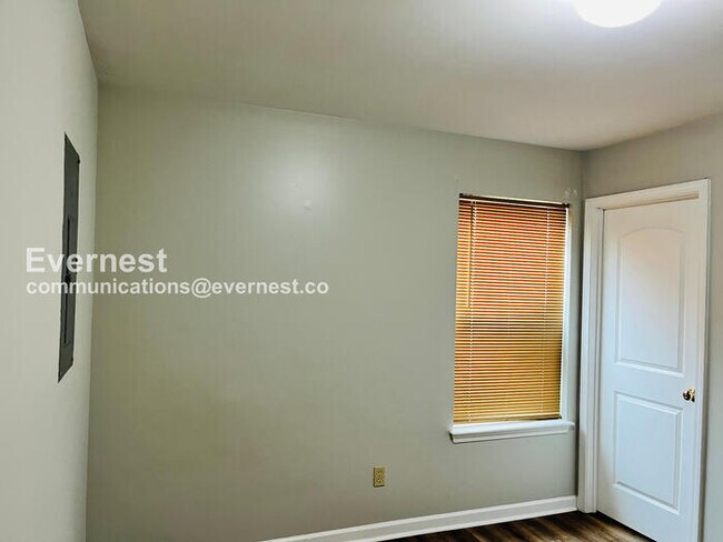 Building Photo - Limited Time Special Offer / 3 Bed, 2 Bath Home with Off-Street Parking / Pet-Friendly / Availabl...