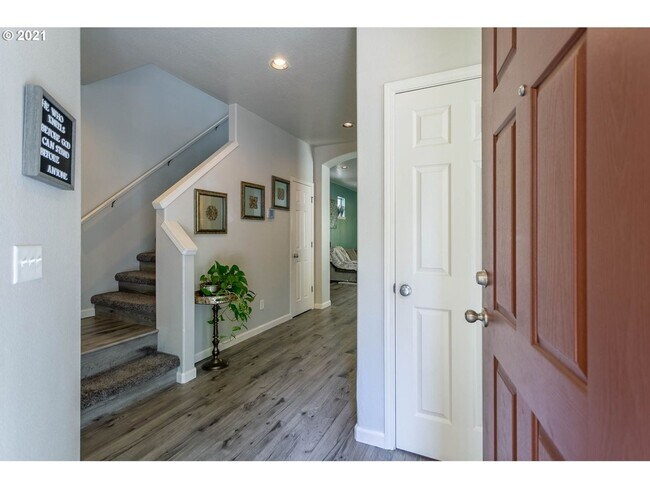 Building Photo - Beautiful 3 bedroom Home with Large Living...