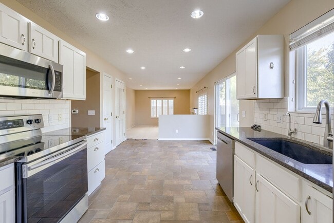 Building Photo - 3 Bedroom In A Great Location!!