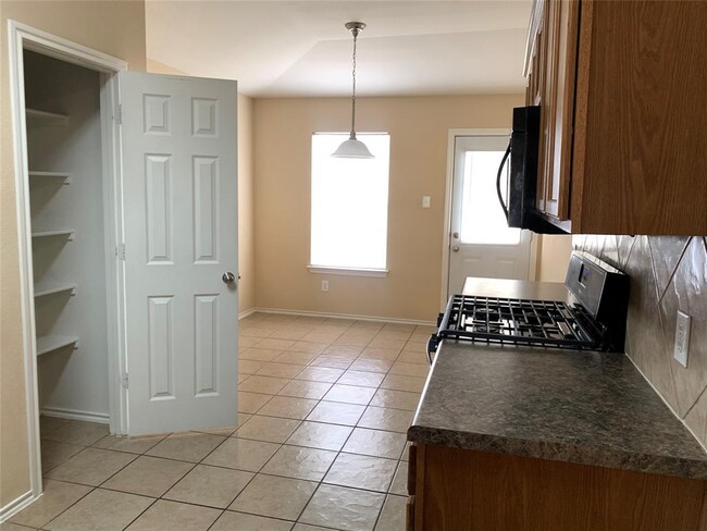 Building Photo - 2338 Green Meadows Ln