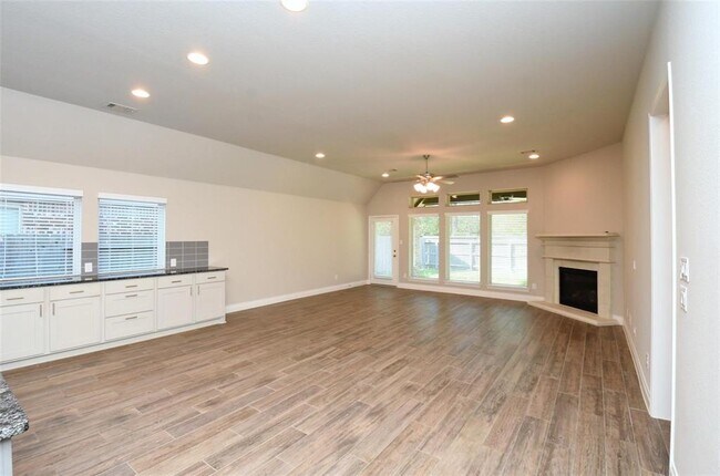 Building Photo - 221 Red Petal Wy