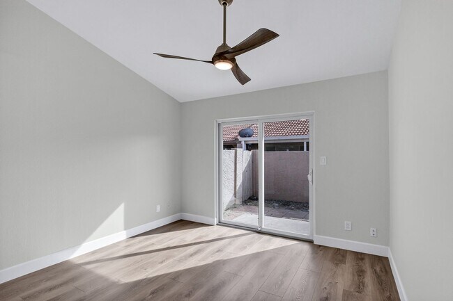 Building Photo - 2/2