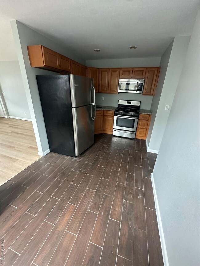 Building Photo - 665 E Broadway