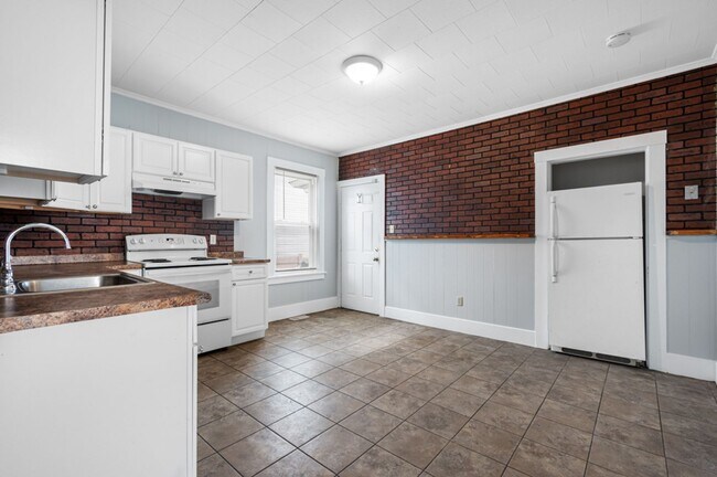Building Photo - Close Proximity to Clark University!