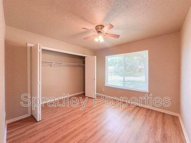 Building Photo - 705 Apache Dr