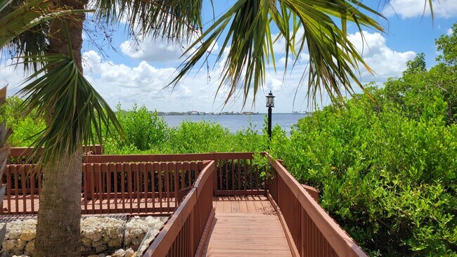 Building Photo - LEASE PENDING Annual/Seasonal turnkey furnished 2/2 end townhome in waterfront community by Siest...