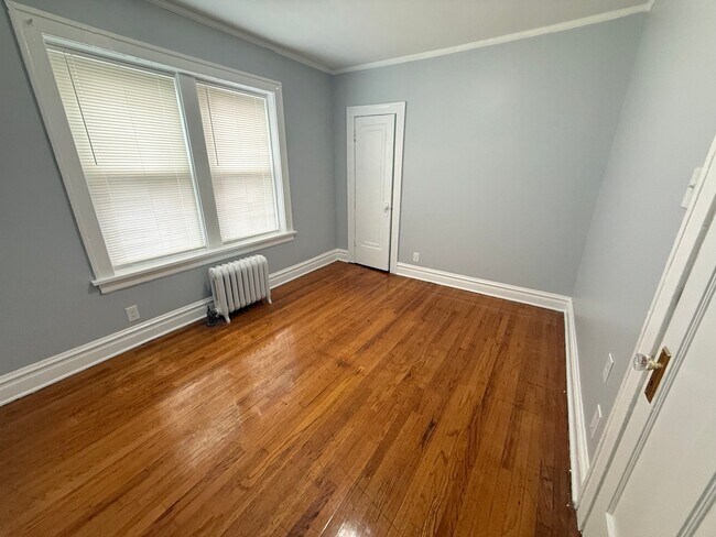 Building Photo - 2843 W Berteau Ave