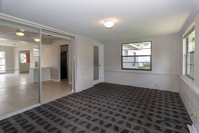 Building Photo - 3 bedroom/ 2 bath with carport