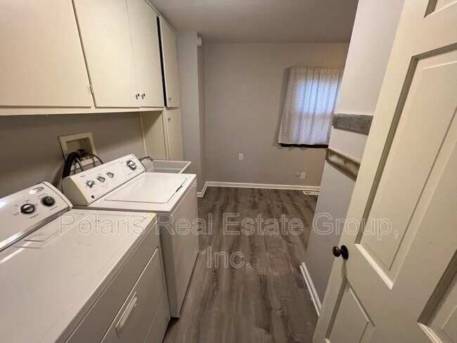 Building Photo - 8829 Rexford Rd