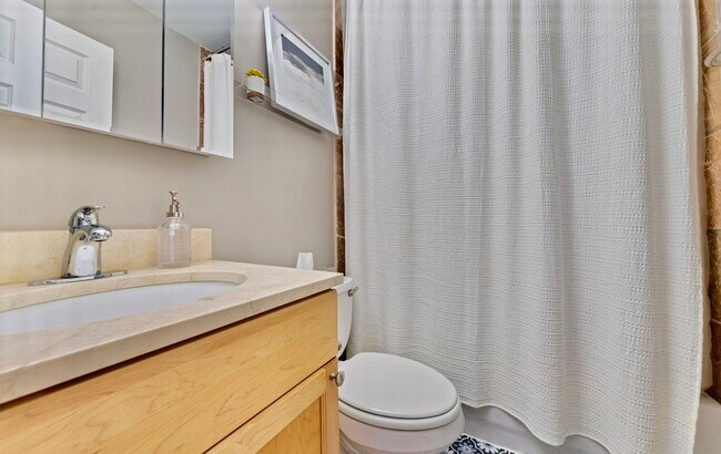 Building Photo - 3807 N Ravenswood Ave