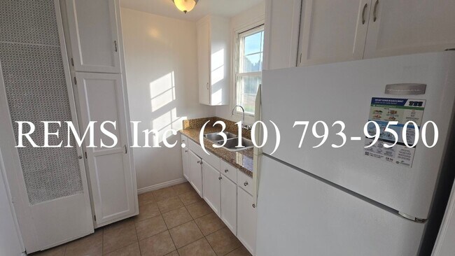 Building Photo - Bright 1 Bedroom Upstairs Apartment w/ Garage Parking