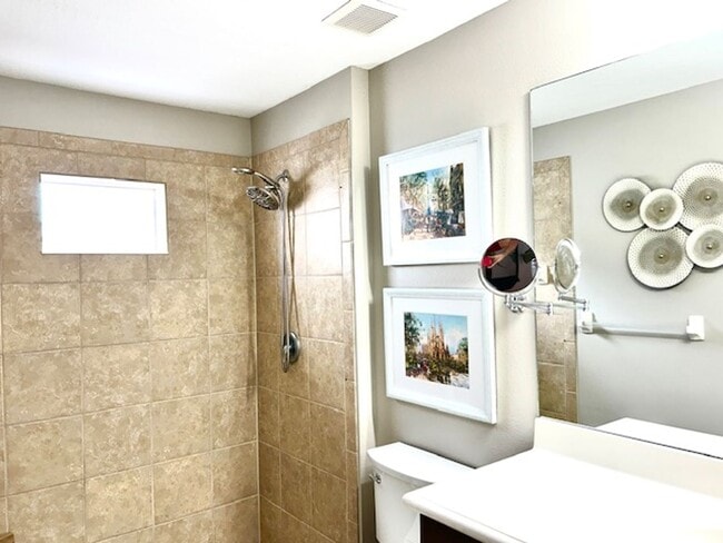 Building Photo - 2/2 UNFURNISHED - ADORABLE BUNGALOW- WITH GARAGE/GATED COMMUNITY