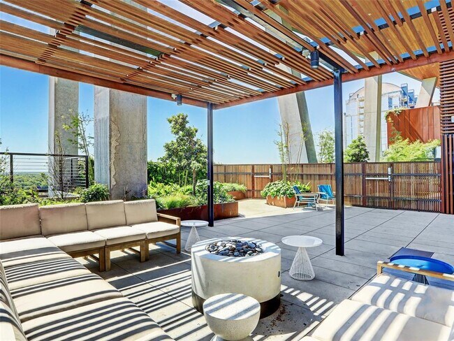 Building Photo - 70 Rainey St