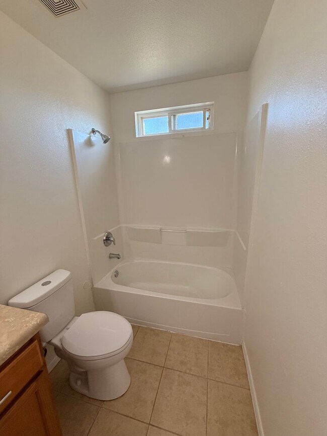 Building Photo - 3/2 Condo for Rent