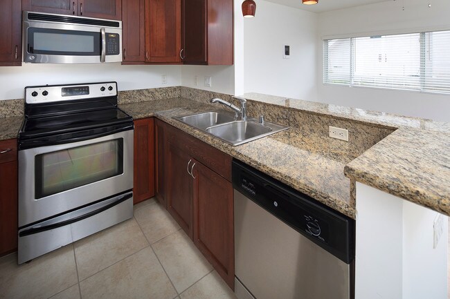 Building Photo - Point Loma 1BR with W/D In-Unit, Great Vie...