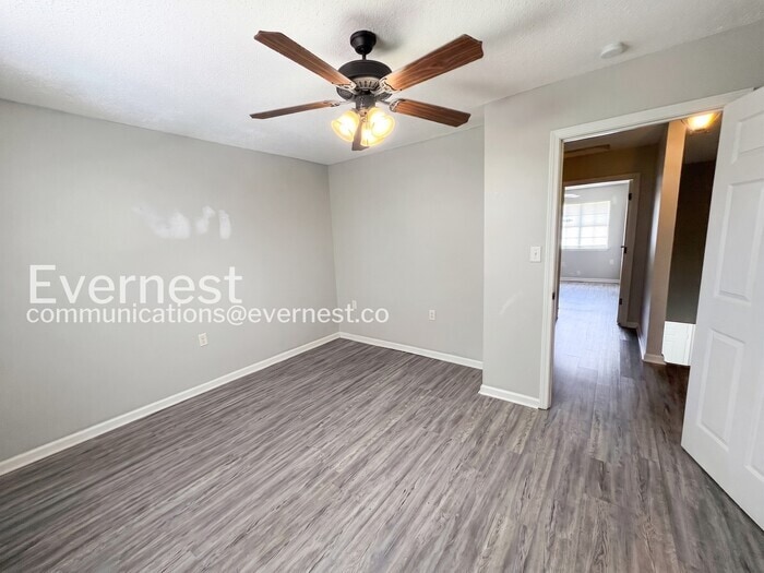 Building Photo - 1800 Labette Manor Dr