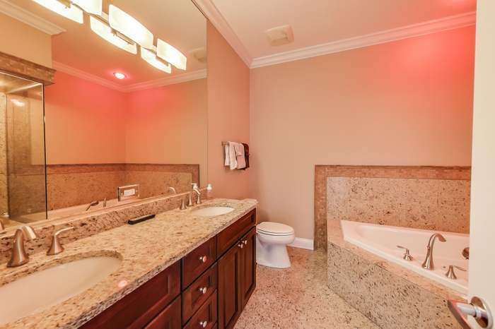 Master bath - 1116 W Hubbard St