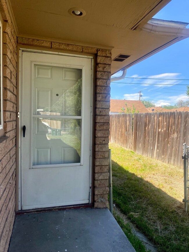 Building Photo - 2 Bed 1 Bath Duplex with Detached Garage