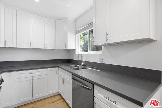 Building Photo - 4916 Hazeltine Ave