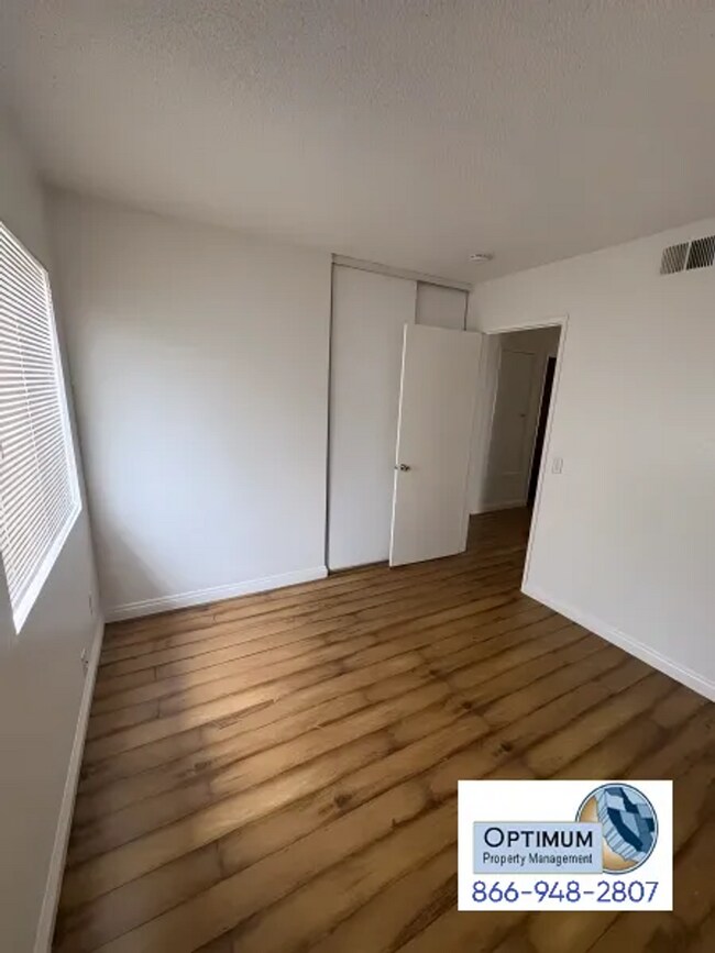 Building Photo - Spacious 4-Bedroom Home with Fireplace & Large Backyard