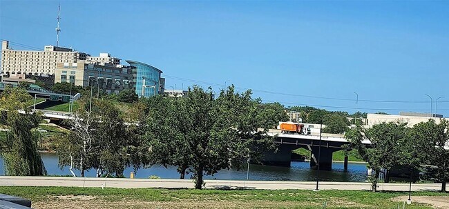 Building Photo - Luxurious 3-Bedroom, 2-Bathroom Townhouse – Des Moines