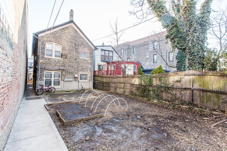 Building Photo - 1472 W Webster Ave