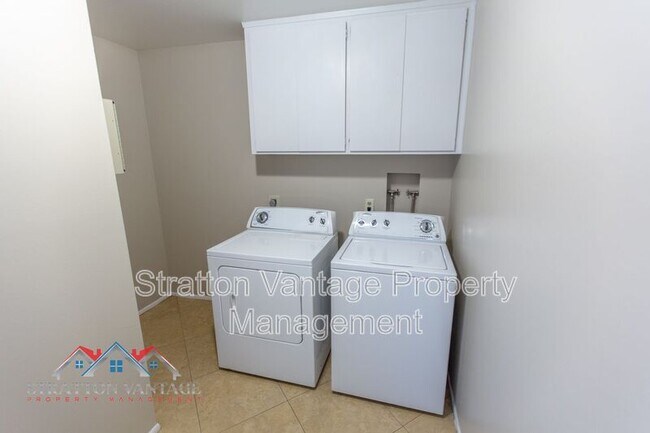 Building Photo - 704 E La Jolla Dr