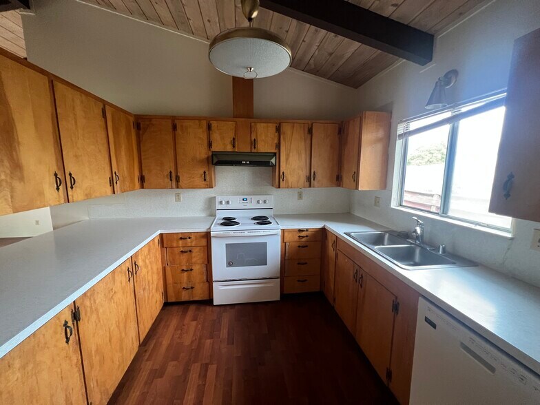 Building Photo - 5926 Walnut Dr