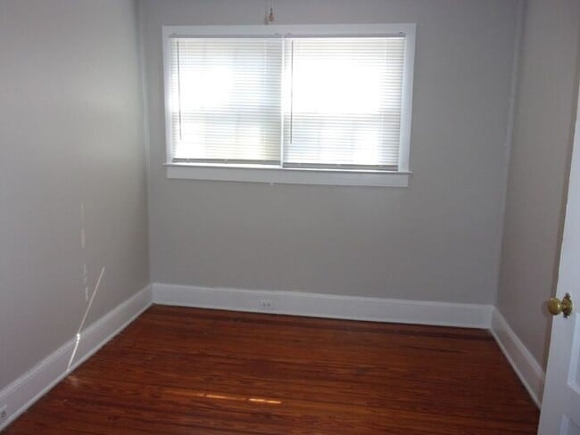 Building Photo - Renovated 2 Bedroom 1 1/2 Bath Townhome - ...