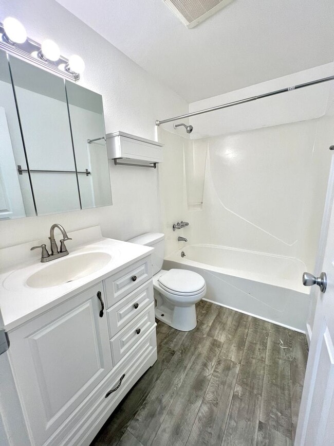 Building Photo - LUPUS01