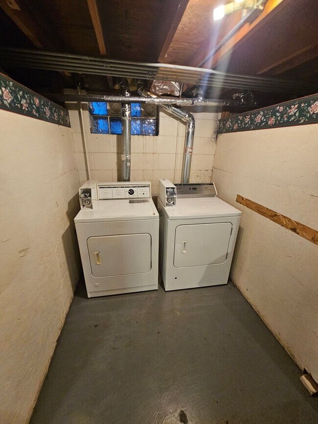 Interior Photo - 1851 N Oakland Ave (18 Unit)