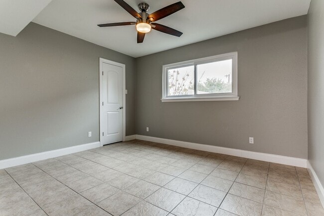 Building Photo - 2-BEDROOM CONDO AT OLMOS PARK TOWNHOMES