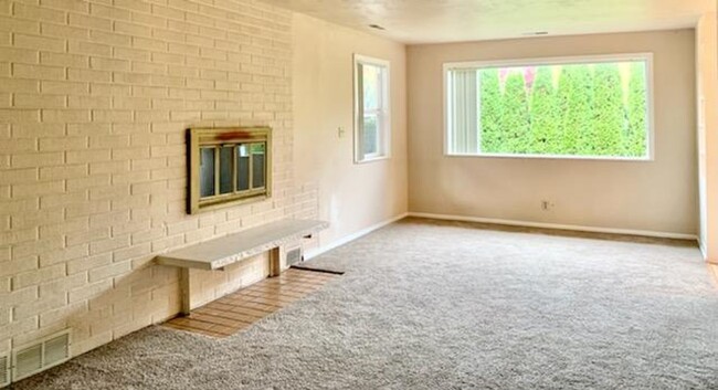 Building Photo - Bright and Spacious Rambler with Large Bac...