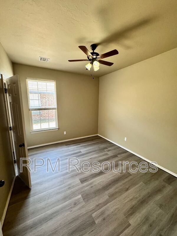 Building Photo - 157 Bison Ct Way