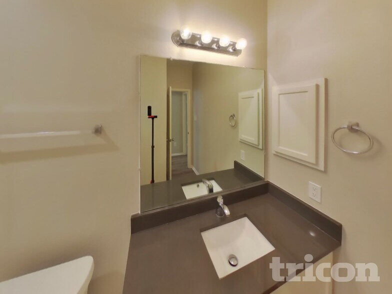 Building Photo - 207 Moonlight Dr