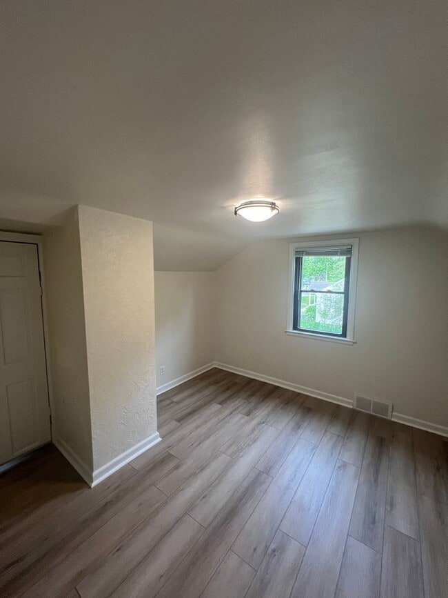 Building Photo - Beautifully Renovated 4-Bedroom Home - Ava...